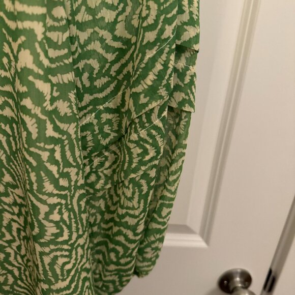 Vince Camuto Abstract Floral Top (Size: M; Color: Green) - Picture 5 of 7